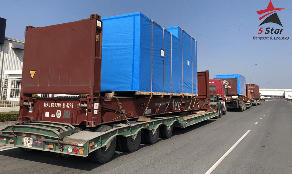 Đội xe container vận chuyển hàng