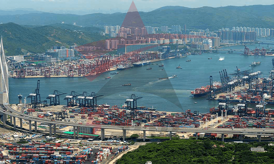 Cảng Hồng Kông là cảng biển nước sâu nằm bên Biển Đông.