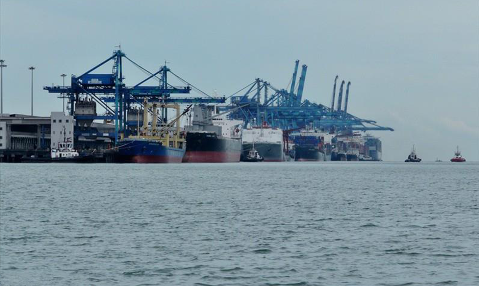 Tàu cập cảng Port K’lang