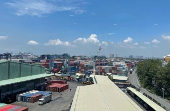 Toàn cảnh bãi container và kho hàng tại cảng, nơi 5STARTRANS xử lý hàng xuất nhập khẩu đường biển.