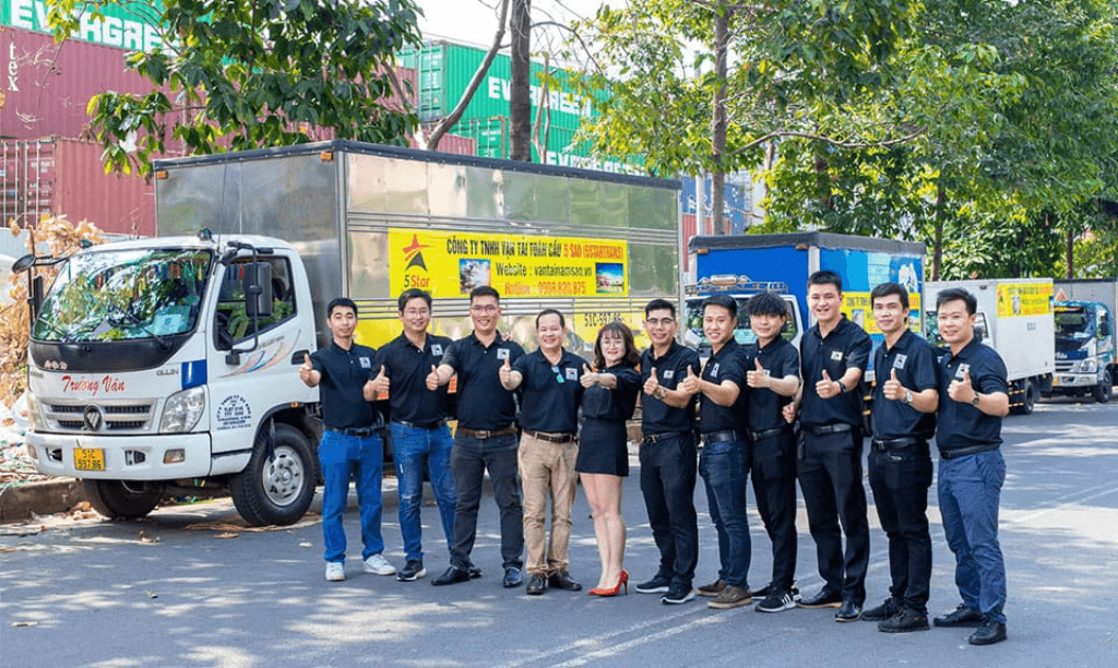 DỊCH VỤ VẬN CHUYỂN HÀNG LẺ ĐI BÌNH PHƯỚC: NHANH CHÓNG, TIẾT KIỆM, AN TOÀN 4 Đội ngũ vận chuyển hàng lẻ đi Bình Phước của Vận Tải Năm Sao