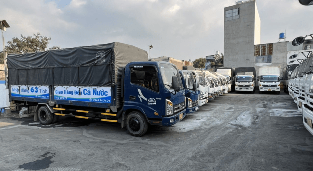 DỊCH VỤ VẬN CHUYỂN HÀNG LẺ ĐI BÌNH PHƯỚC: NHANH CHÓNG, TIẾT KIỆM, AN TOÀN 3 Đội xe vận chuyển hàng lẻ đi Bình Phước của Vận Tải Năm Sao