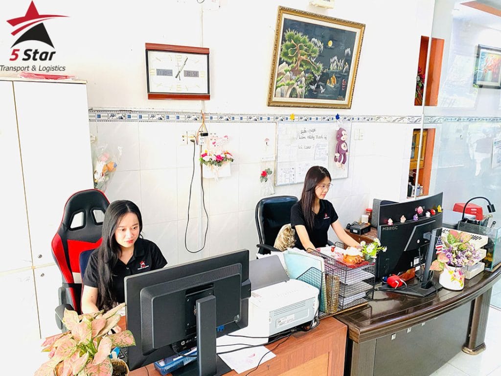 Nhân viên tư vấn vận chuyển hàng đường biển đi Hàn Quốc của 5Startrans
