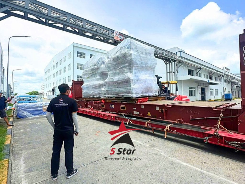 Vận hành xe container hàng uqa1 khổ quá tải