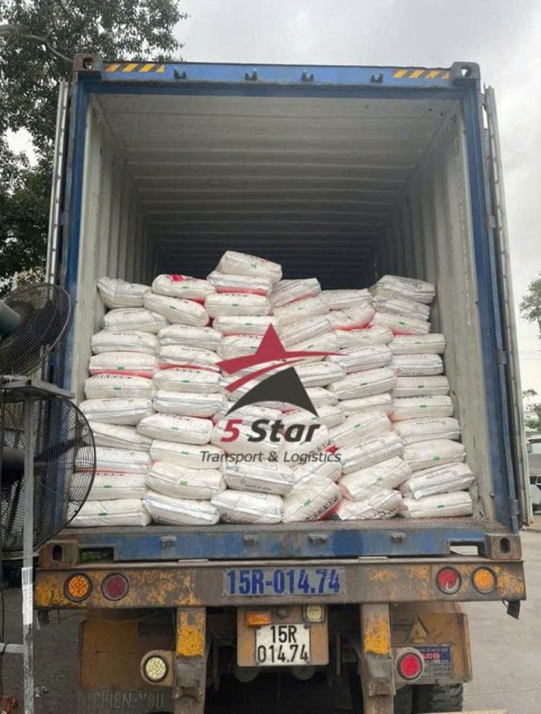 Vận Chuyển Xi Măng Bằng Đường Bộ Giá Rẻ, Tối Ưu Chi Phí Cho Doanh Nghiệp Trong Năm 2026 1 Vận chuyển xi măng