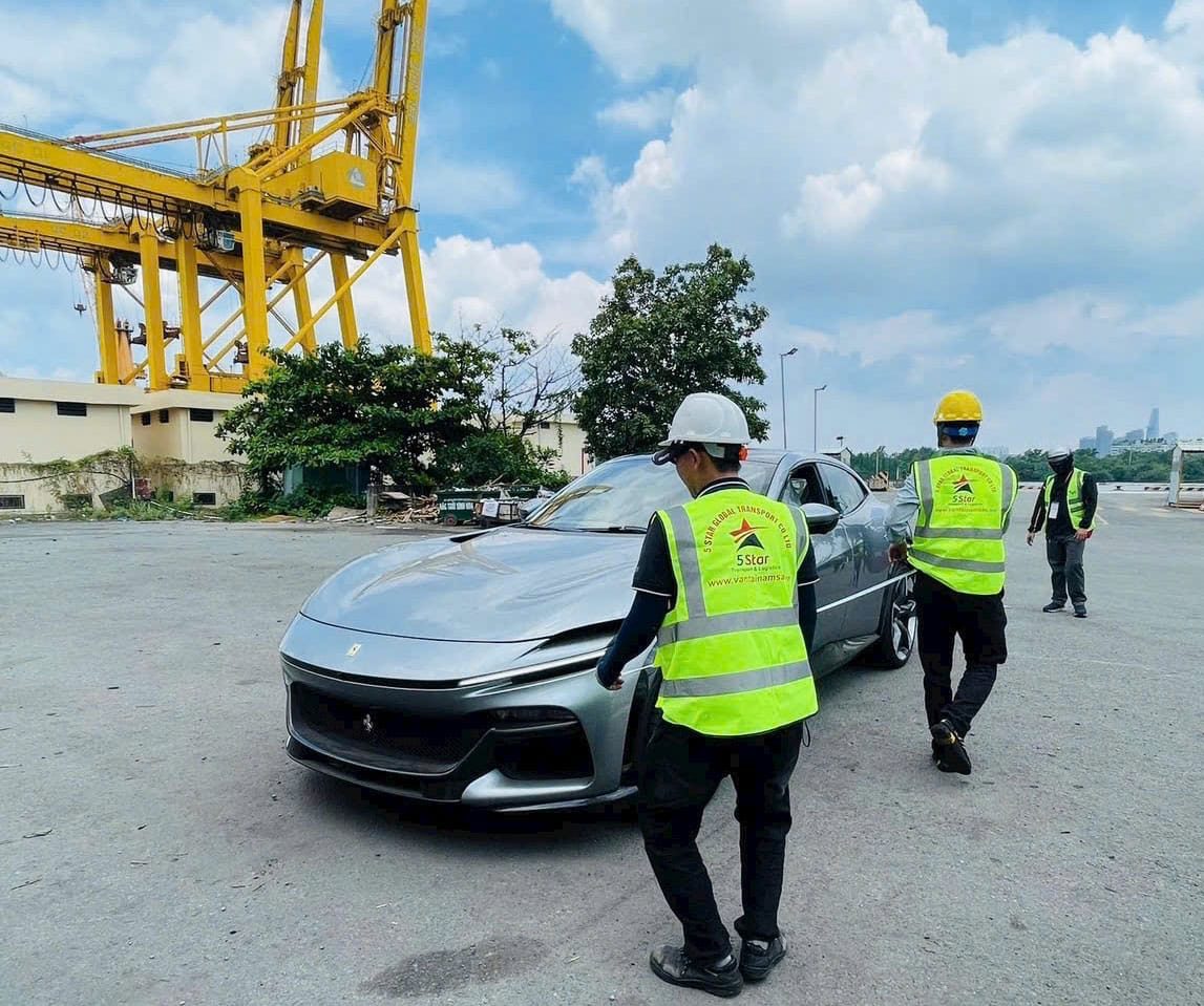 Vận chuyển xe Ferrari trị giá gần 50 tỷ đồng từ Việt Nam sang Hàn Quốc